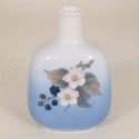 Vase med brombær og blomster